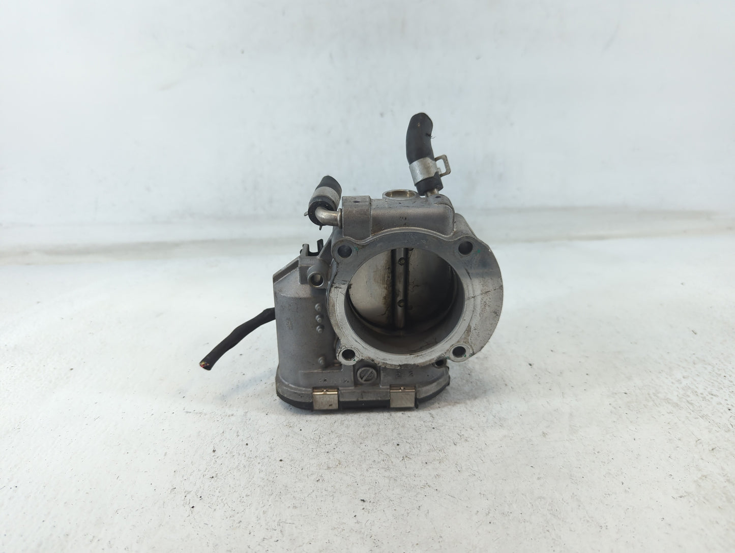 2011-2014 Hyundai Sonata Throttle Body P/N:35100-2G700 Fits Fits 2011 2012 2013 2014 2015 2016 OEM Used Auto Parts - Oemused