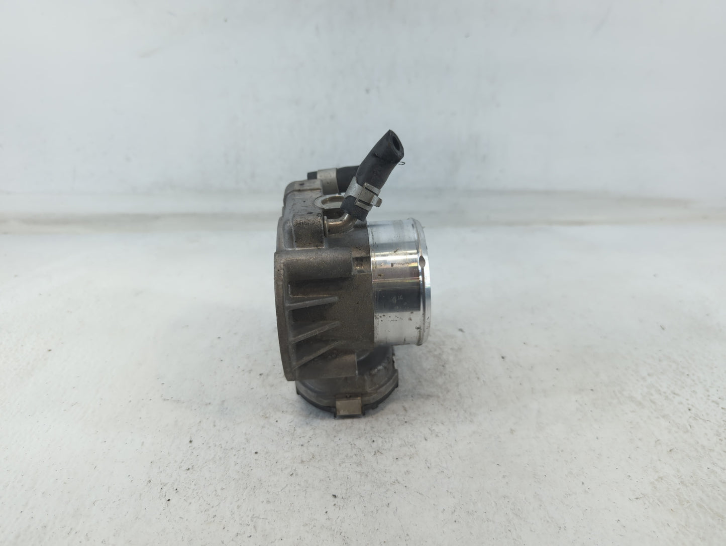 2011-2014 Hyundai Sonata Throttle Body P/N:35100-2G700 Fits Fits 2011 2012 2013 2014 2015 2016 OEM Used Auto Parts - Oemused