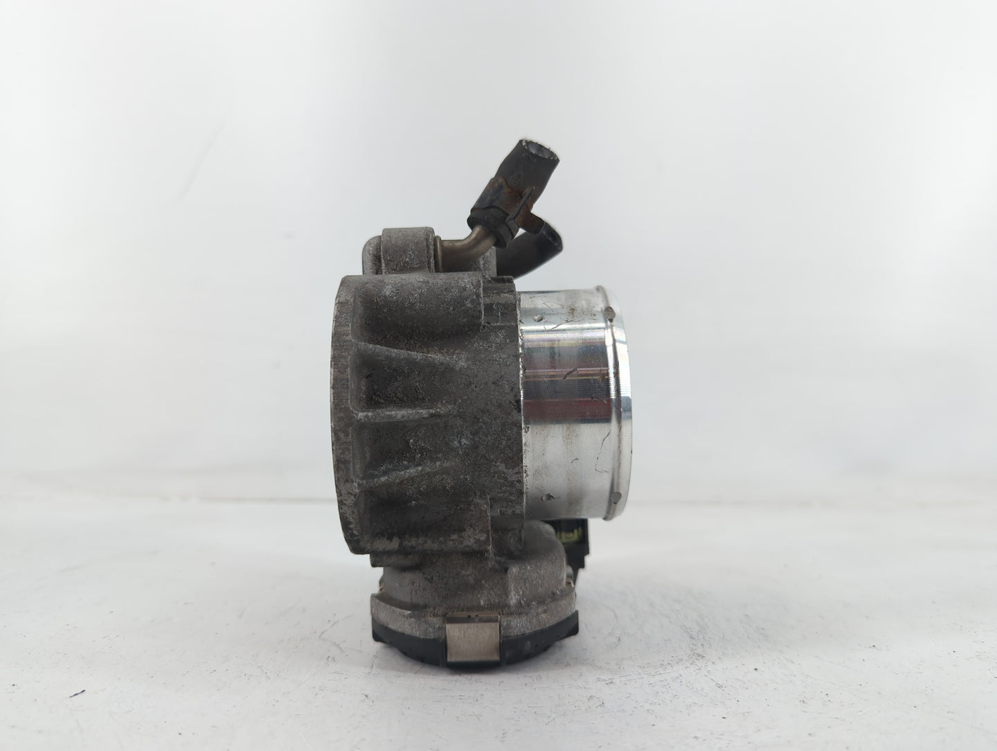2011-2014 Hyundai Sonata Throttle Body P/N:35100-2G700 Fits Fits 2011 2012 2013 2014 2015 2016 OEM Used Auto Parts - Oemused