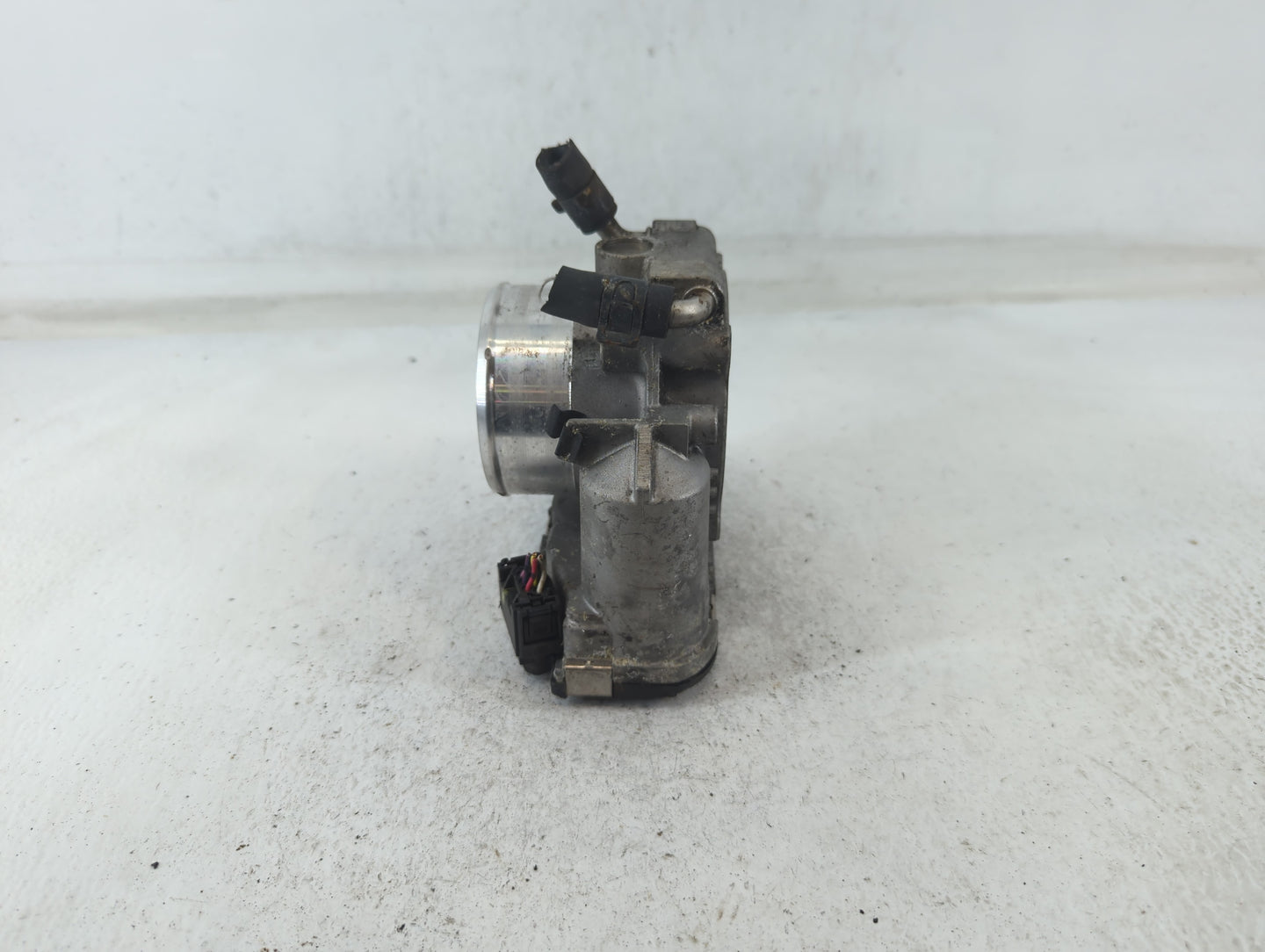 2011-2014 Hyundai Sonata Throttle Body P/N:35100-2G700 Fits Fits 2011 2012 2013 2014 2015 2016 OEM Used Auto Parts - Oemused
