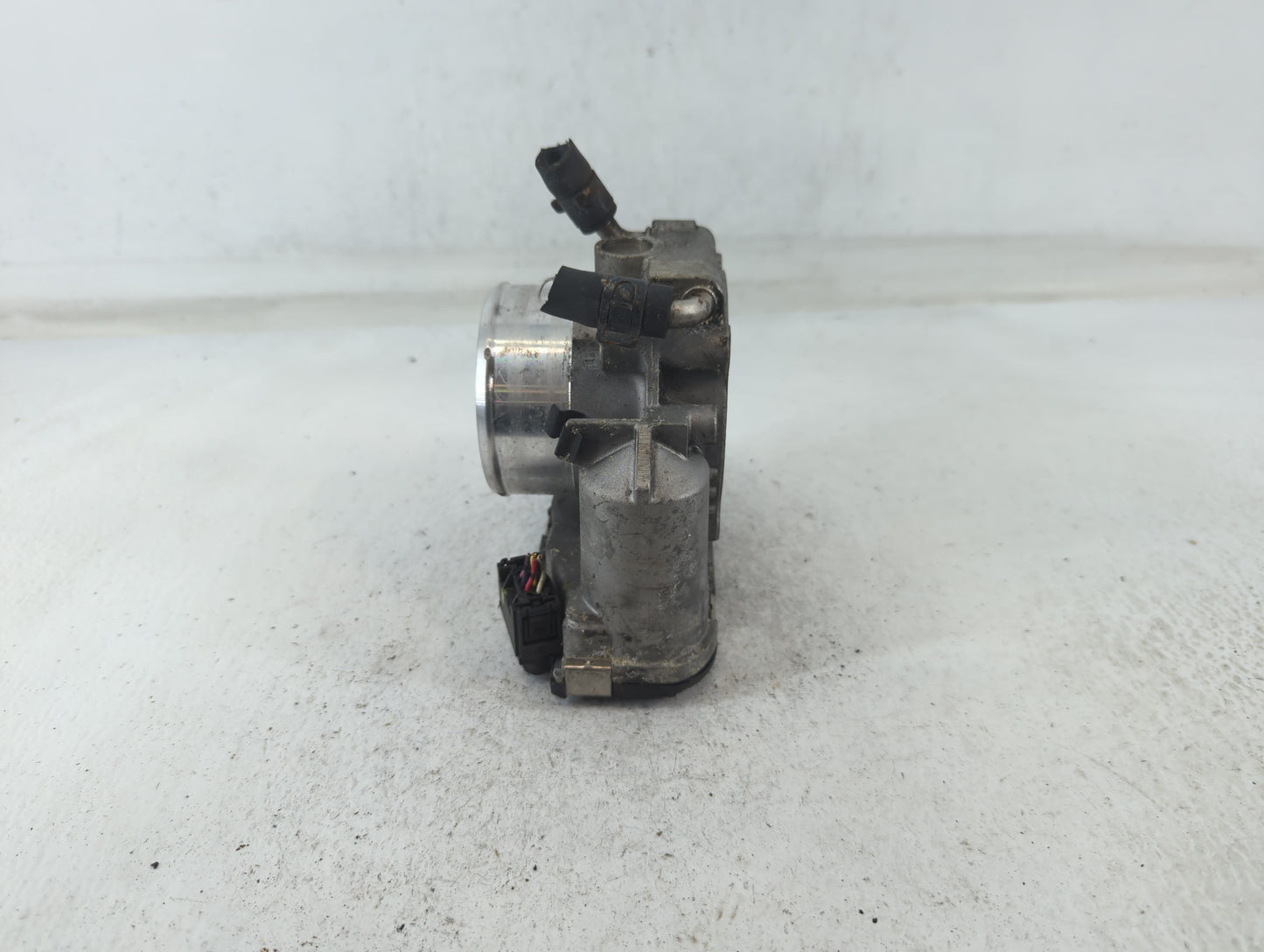 2011-2014 Hyundai Sonata Throttle Body P/N:35100-2G700 Fits Fits 2011 2012 2013 2014 2015 2016 OEM Used Auto Parts - Oemused