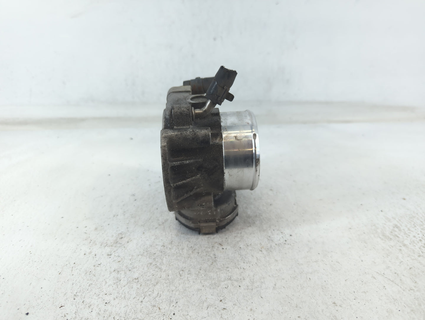 2011-2014 Hyundai Sonata Throttle Body P/N:35100-2G700 Fits Fits 2011 2012 2013 2014 2015 2016 OEM Used Auto Parts - Oemused