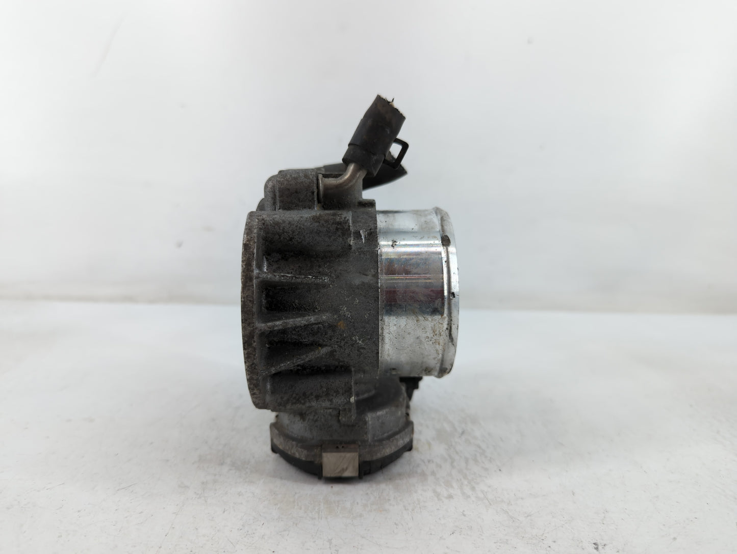 2011-2014 Hyundai Sonata Throttle Body P/N:35100-2G700 Fits Fits 2011 2012 2013 2014 2015 2016 OEM Used Auto Parts - Oemused