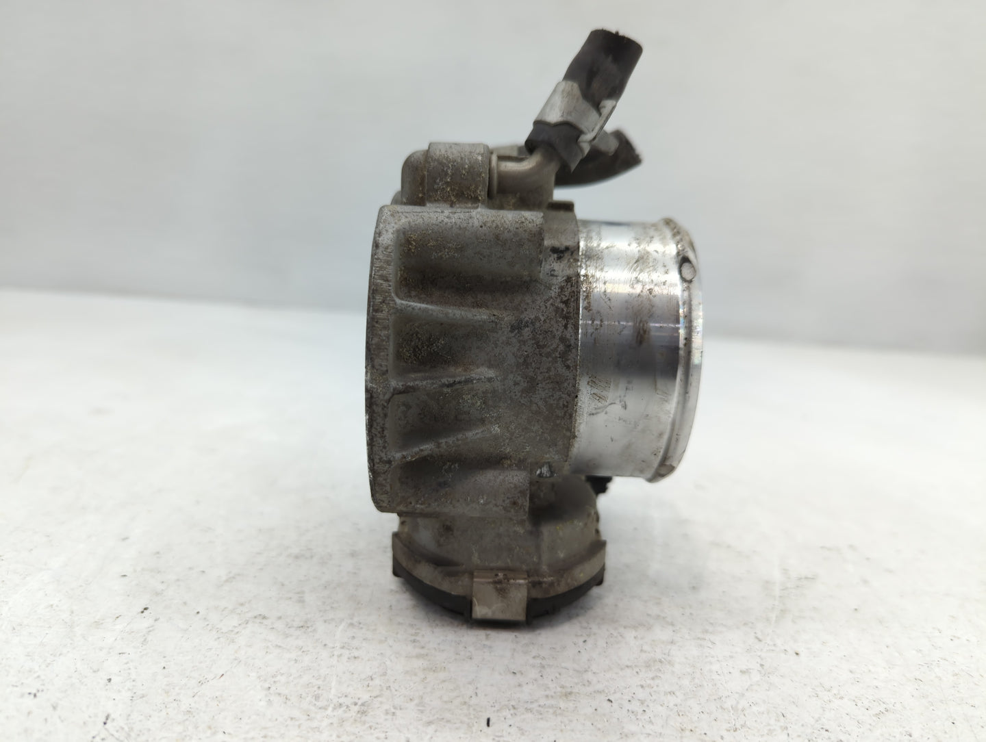 2011-2014 Hyundai Sonata Throttle Body P/N:35100-2G700 Fits Fits 2011 2012 2013 2014 2015 2016 OEM Used Auto Parts - Oemused