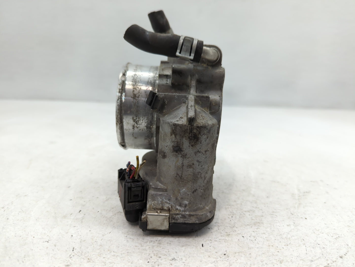 2011-2014 Hyundai Sonata Throttle Body P/N:35100-2G700 Fits Fits 2011 2012 2013 2014 2015 2016 OEM Used Auto Parts - Oemused