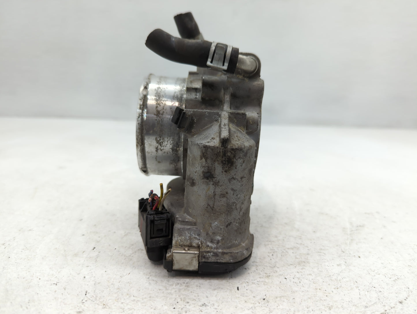 2011-2014 Hyundai Sonata Throttle Body P/N:35100-2G700 Fits Fits 2011 2012 2013 2014 2015 2016 OEM Used Auto Parts - Oemused