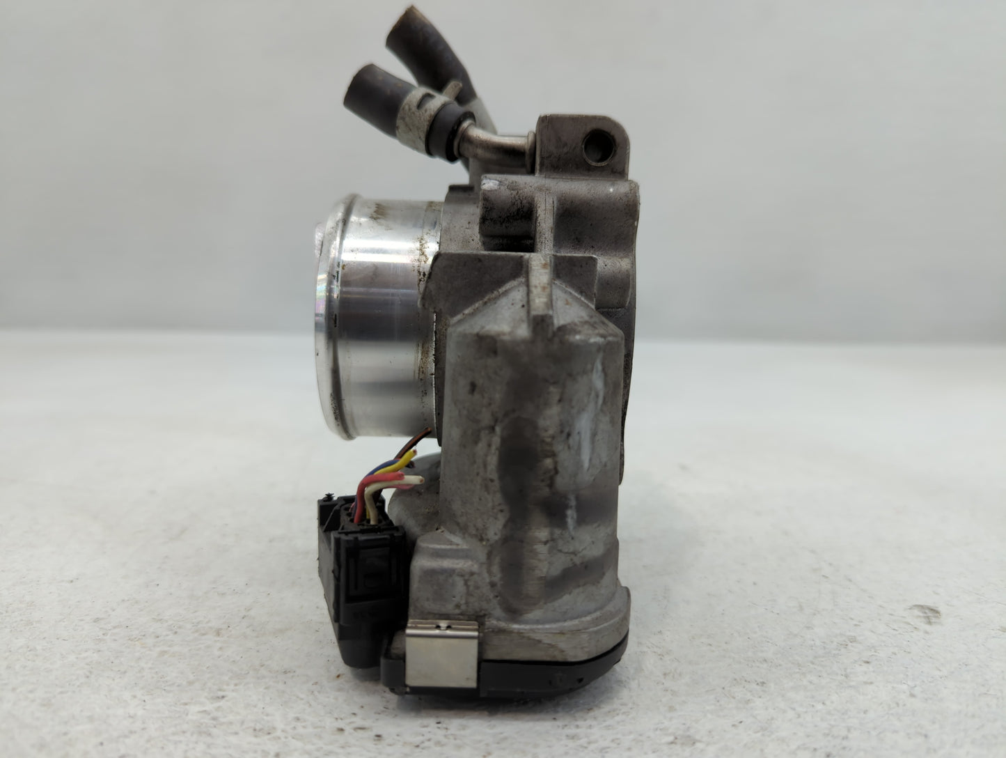 2011-2014 Hyundai Sonata Throttle Body P/N:35100-2G700 Fits Fits 2011 2012 2013 2014 2015 2016 OEM Used Auto Parts - Oemused