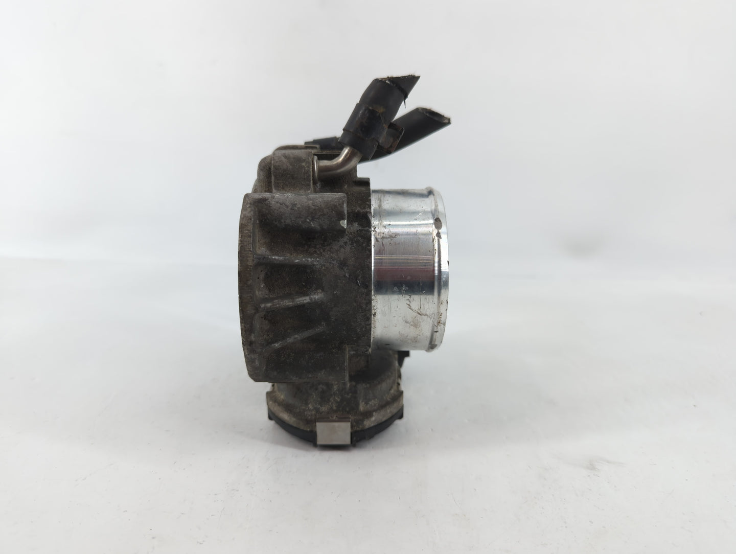 2011-2014 Hyundai Sonata Throttle Body P/N:35100-2G700 Fits Fits 2011 2012 2013 2014 2015 2016 OEM Used Auto Parts - Oemused