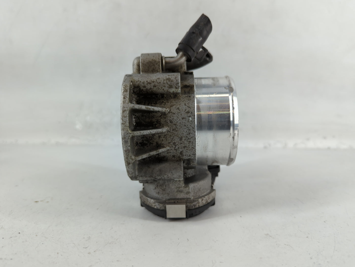 2011-2014 Hyundai Sonata Throttle Body P/N:35100-2G700 Fits Fits 2011 2012 2013 2014 2015 2016 OEM Used Auto Parts - Oemused