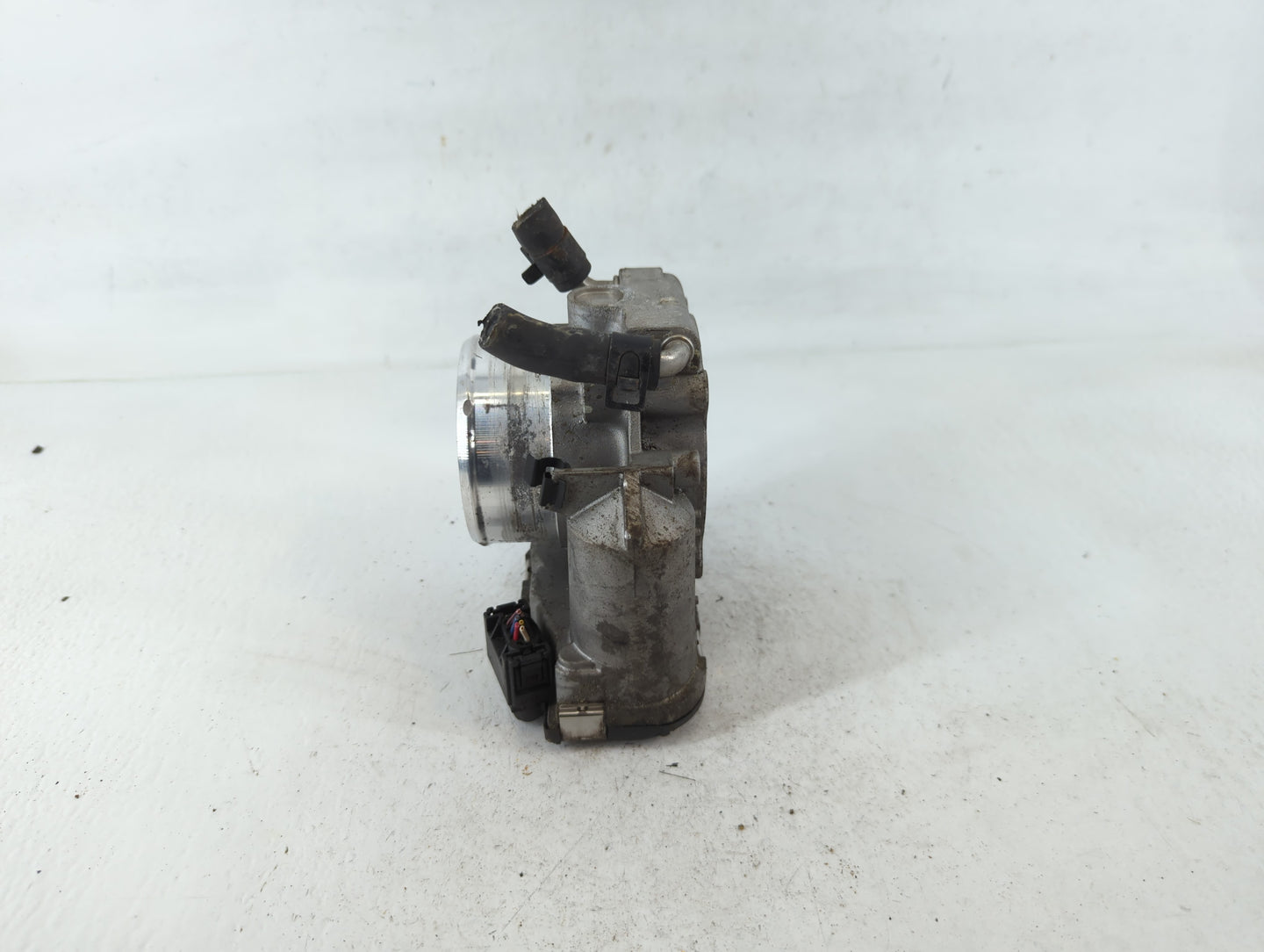 2011-2014 Hyundai Sonata Throttle Body P/N:35100-2G700 Fits Fits 2011 2012 2013 2014 2015 2016 OEM Used Auto Parts - Oemused