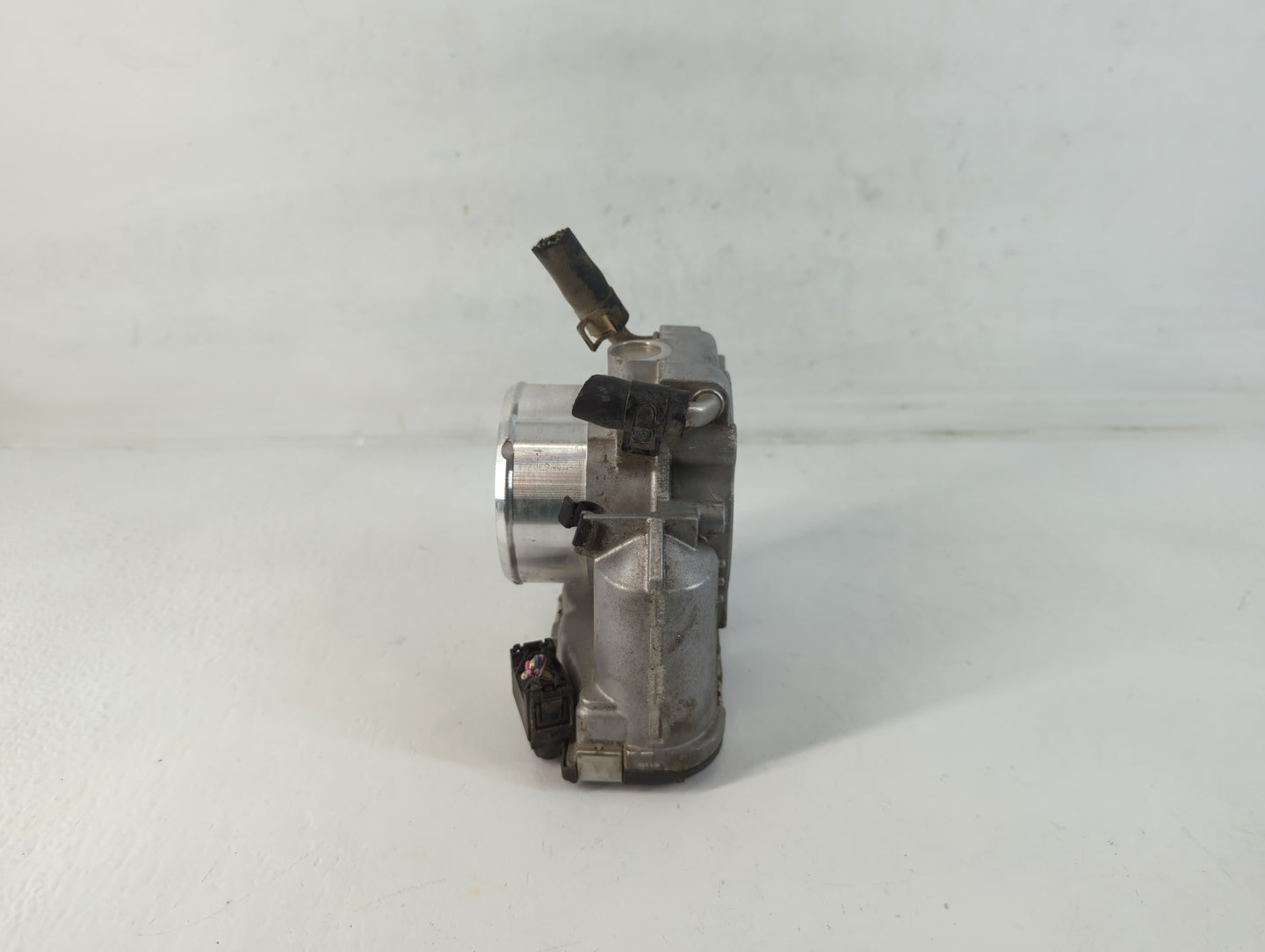 2011-2014 Hyundai Sonata Throttle Body P/N:35100-2G700 Fits Fits 2011 2012 2013 2014 2015 2016 OEM Used Auto Parts - Oemused