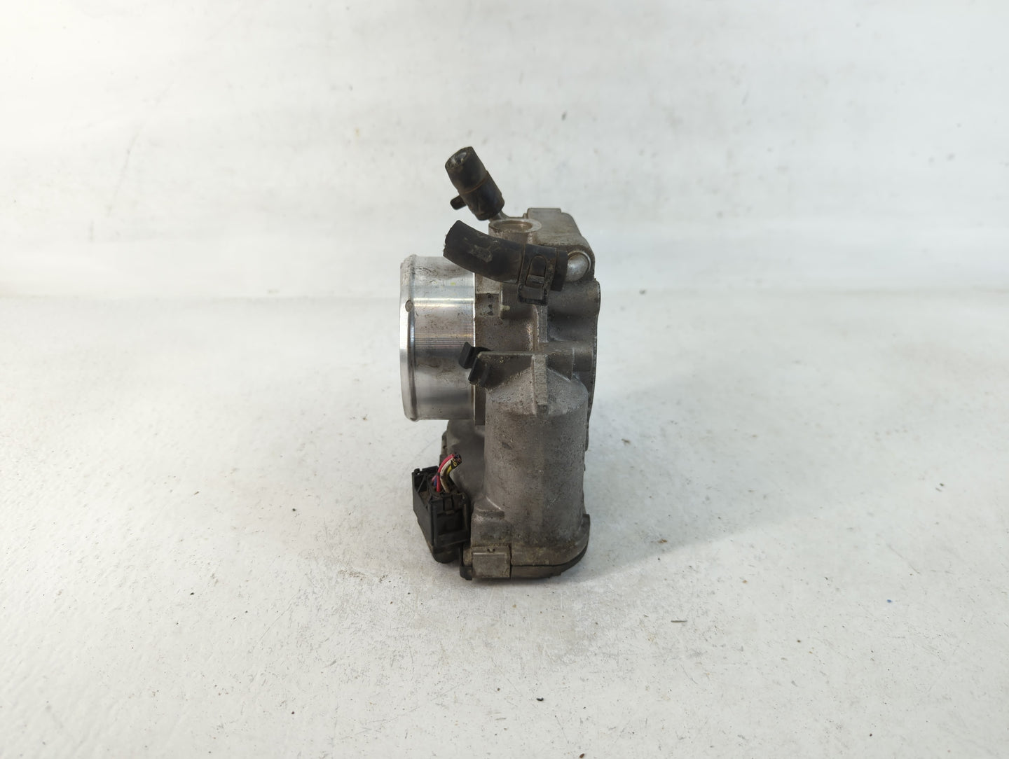 2011-2014 Hyundai Sonata Throttle Body P/N:35100-2G700 Fits Fits 2011 2012 2013 2014 2015 2016 OEM Used Auto Parts - Oemused