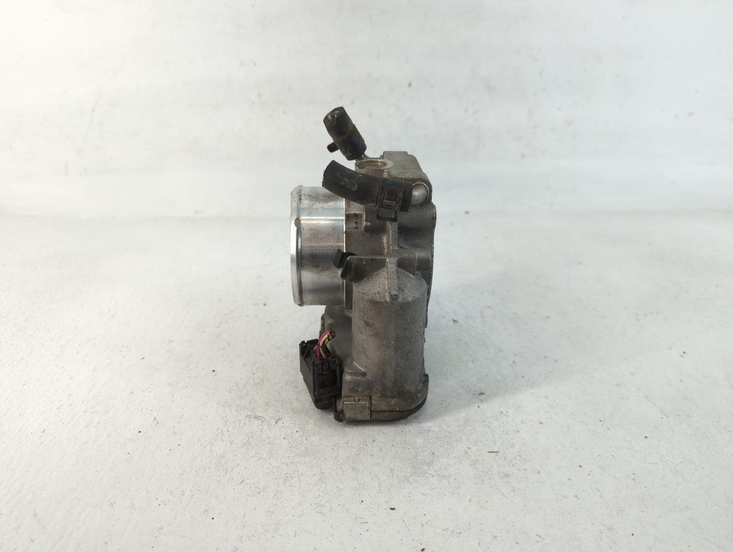 2011-2014 Hyundai Sonata Throttle Body P/N:35100-2G700 Fits Fits 2011 2012 2013 2014 2015 2016 OEM Used Auto Parts - Oemused