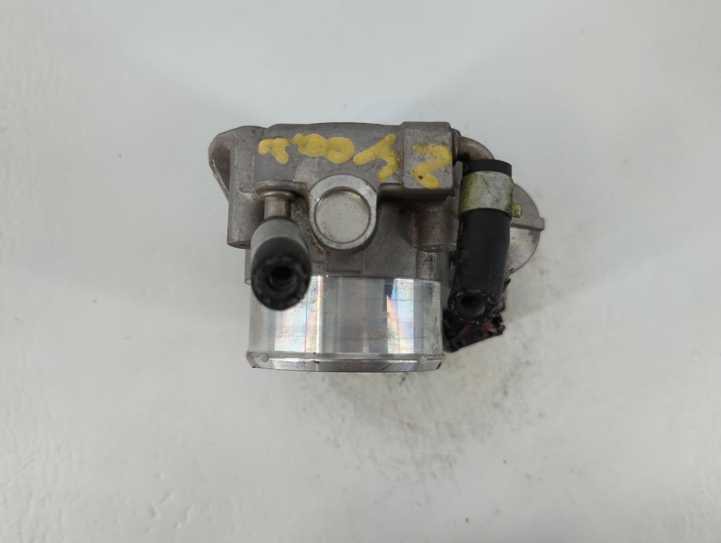 2011-2014 Hyundai Sonata Throttle Body P/N:35100-2G700 Fits Fits 2011 2012 2013 2014 2015 2016 OEM Used Auto Parts - Oemused