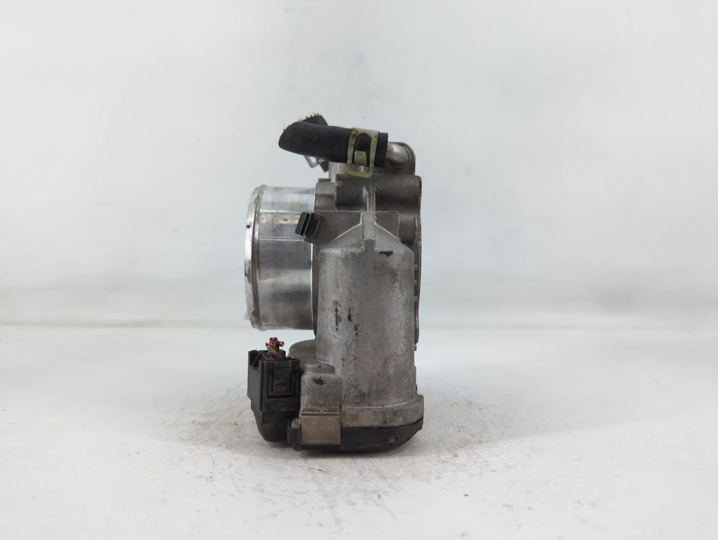 2011-2014 Hyundai Sonata Throttle Body P/N:35100-2G700 Fits Fits 2011 2012 2013 2014 2015 2016 OEM Used Auto Parts - Oemused