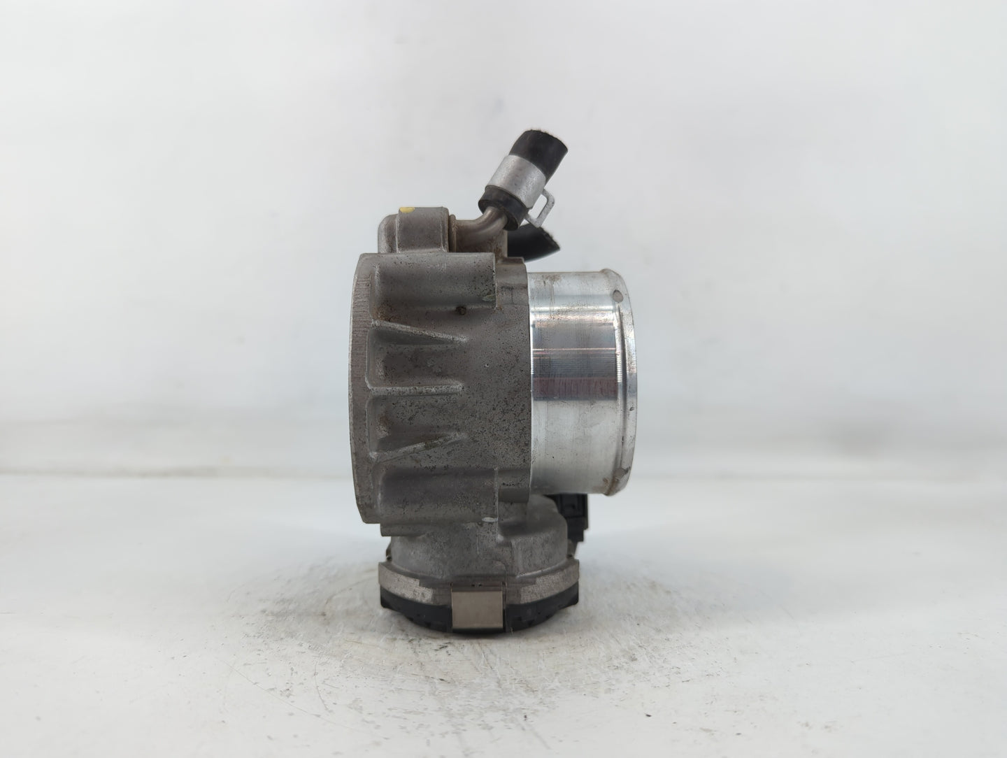 2011-2014 Hyundai Sonata Throttle Body P/N:35100-2G700 Fits Fits 2011 2012 2013 2014 2015 2016 OEM Used Auto Parts - Oemused