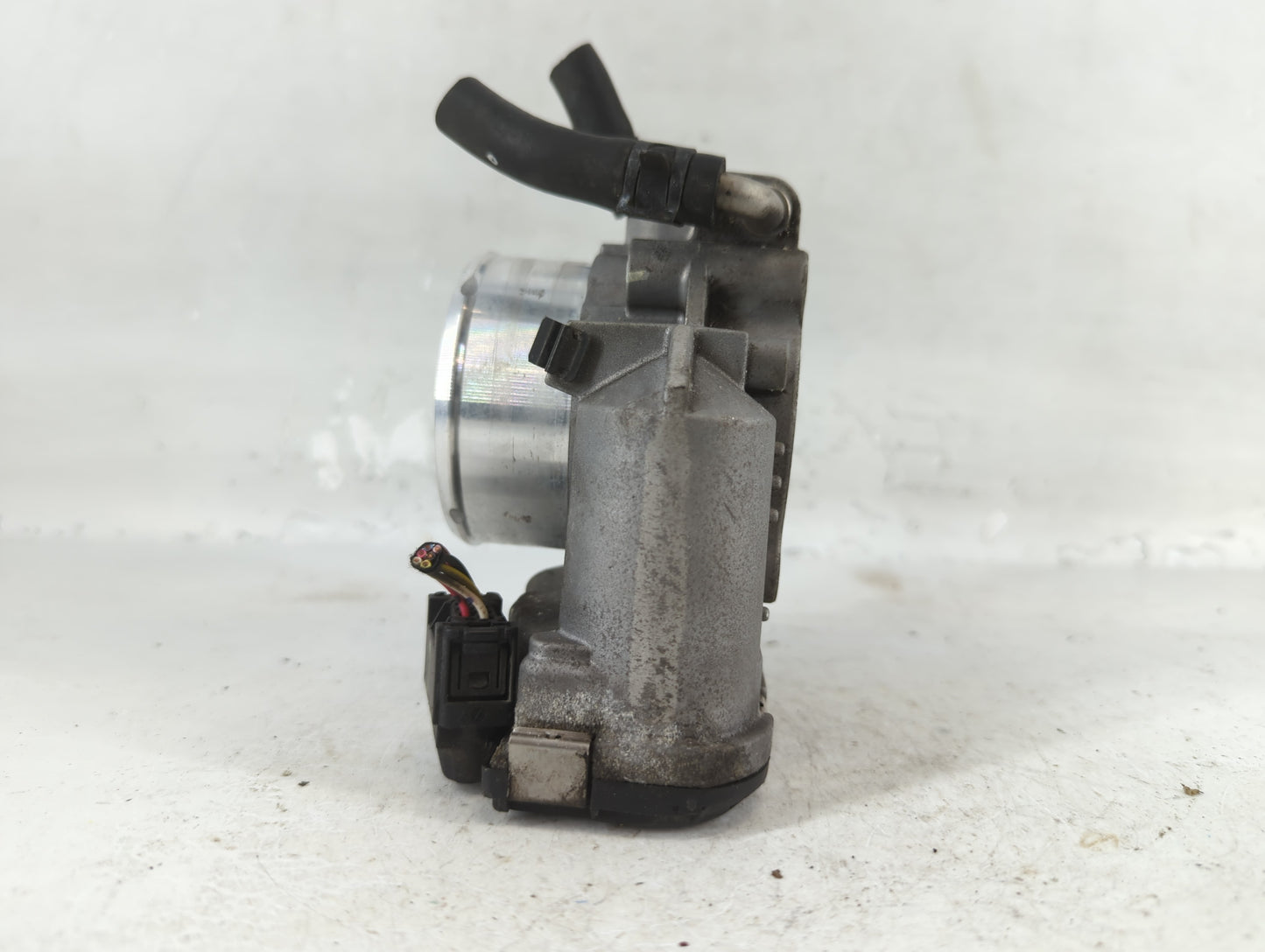 2011-2014 Hyundai Sonata Throttle Body P/N:35100-2G700 Fits Fits 2011 2012 2013 2014 2015 2016 OEM Used Auto Parts - Oemused