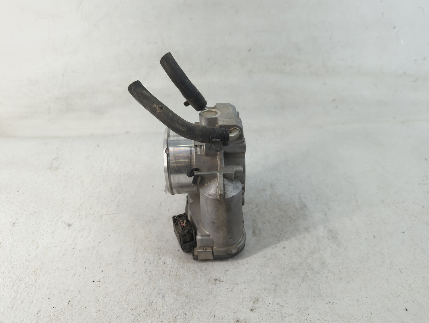 2011-2014 Hyundai Sonata Throttle Body P/N:35100-2G700 Fits Fits 2011 2012 2013 2014 2015 2016 OEM Used Auto Parts - Oemused