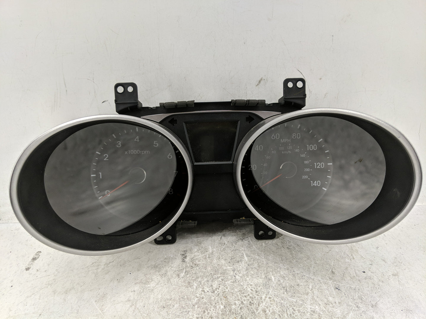 2010-2013 Hyundai Tucson Instrument Cluster Speedometer Gauges P/N:94001-2S585 Fits Fits 2010 2011 2012 2013 OEM Used Auto P