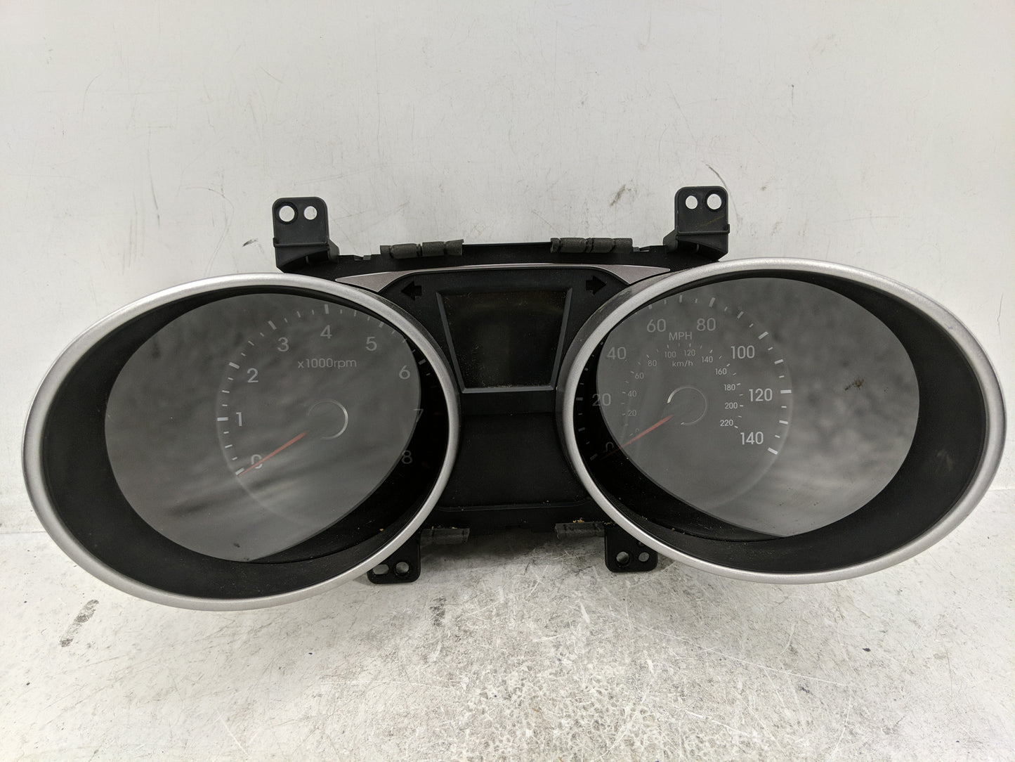 2010-2013 Hyundai Tucson Instrument Cluster Speedometer Gauges P/N:94001-2S585 Fits Fits 2010 2011 2012 2013 OEM Used Auto P