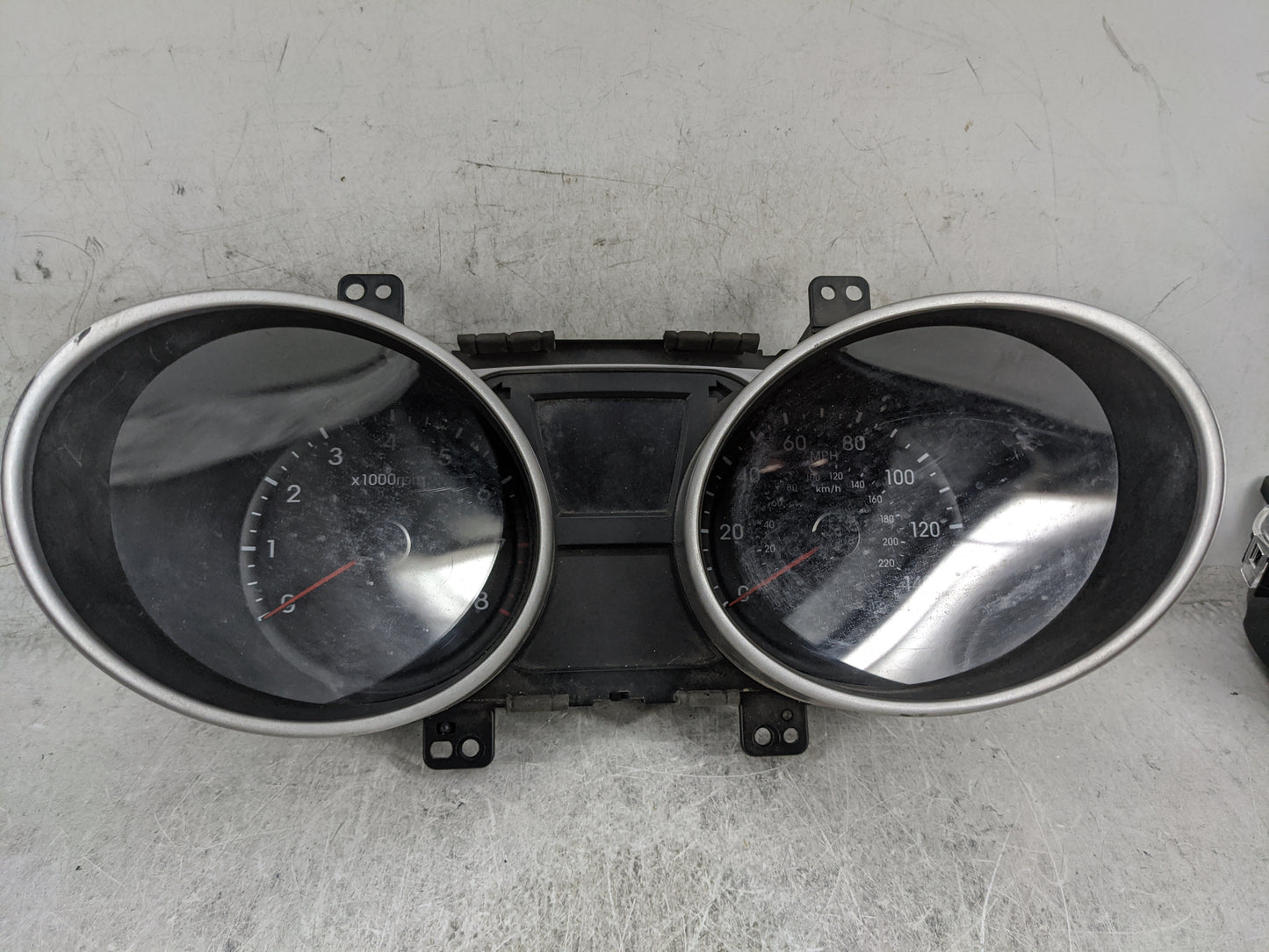 2010-2013 Hyundai Tucson Instrument Cluster Speedometer Gauges P/N:94001-2S575 11002-118100H Miles: Fits Fits 2010 2011 2012