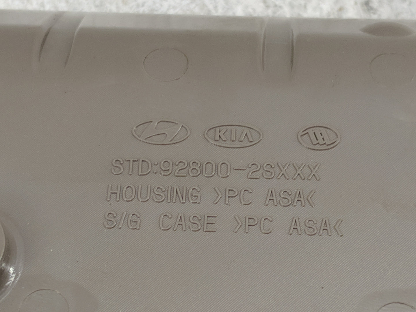 2010-2016 Hyundai Tucson Overhead Roof Console Tan 1484115 - Oemusedautoparts1.com