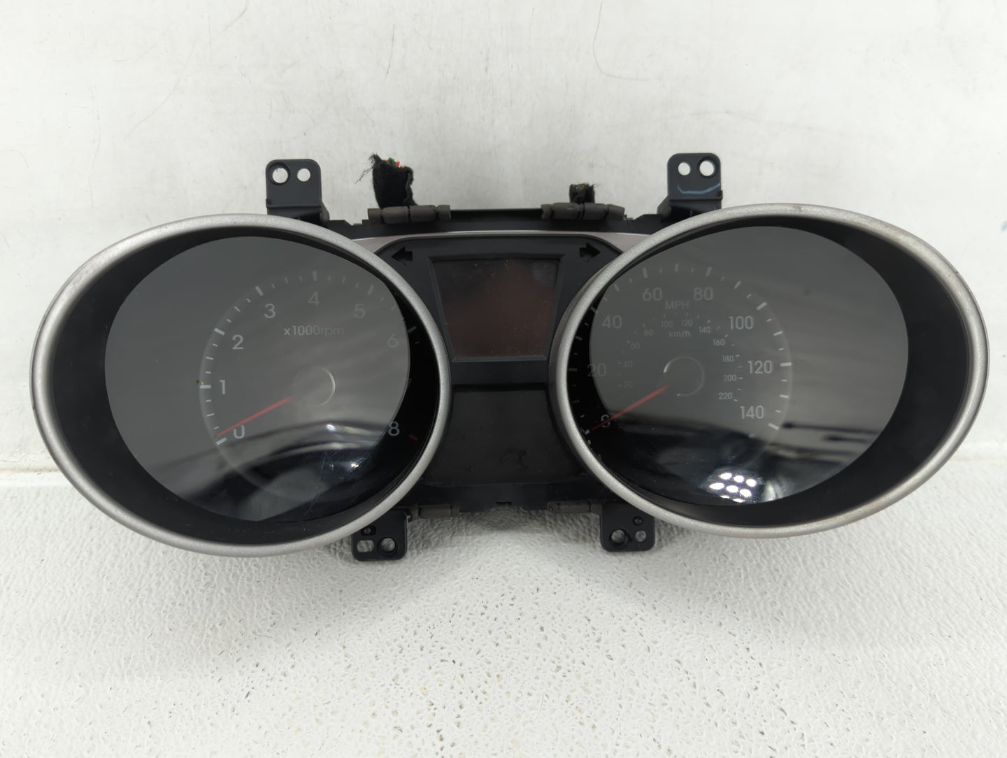 2010-2013 Hyundai Tucson Instrument Cluster Speedometer Gauges P/N:94001-2S585 Fits Fits 2010 2011 2012 2013 OEM Used Auto P