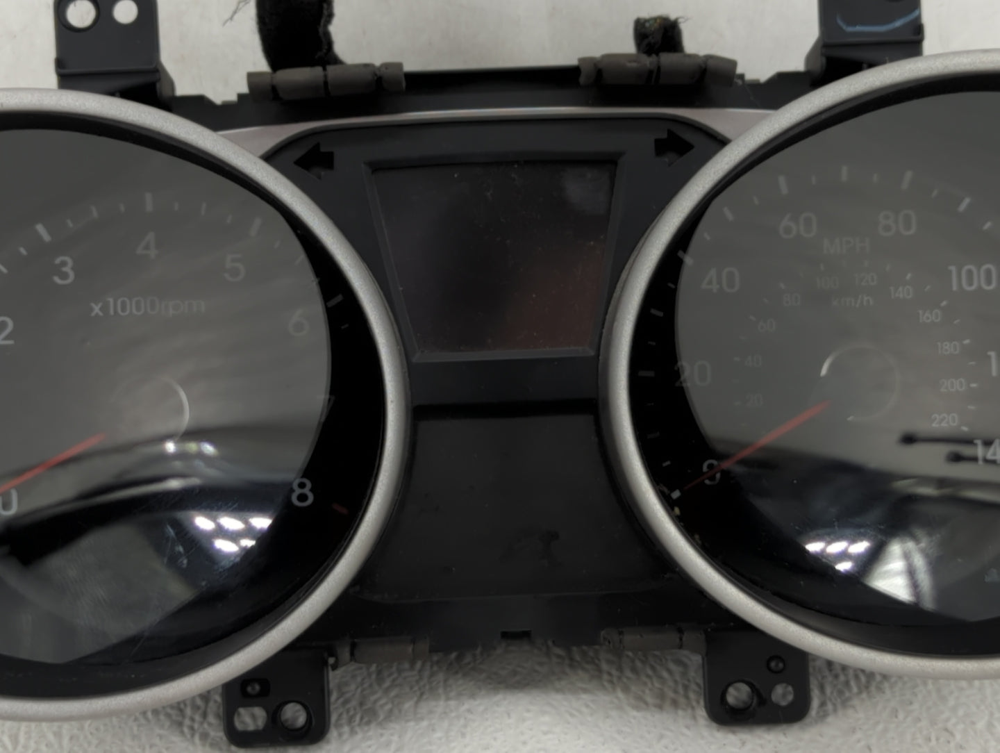 2010-2013 Hyundai Tucson Instrument Cluster Speedometer Gauges P/N:94001-2S585 Fits Fits 2010 2011 2012 2013 OEM Used Auto P