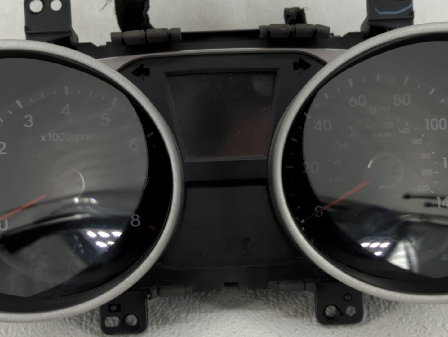 2010-2013 Hyundai Tucson Instrument Cluster Speedometer Gauges P/N:94001-2S585 Fits Fits 2010 2011 2012 2013 OEM Used Auto P