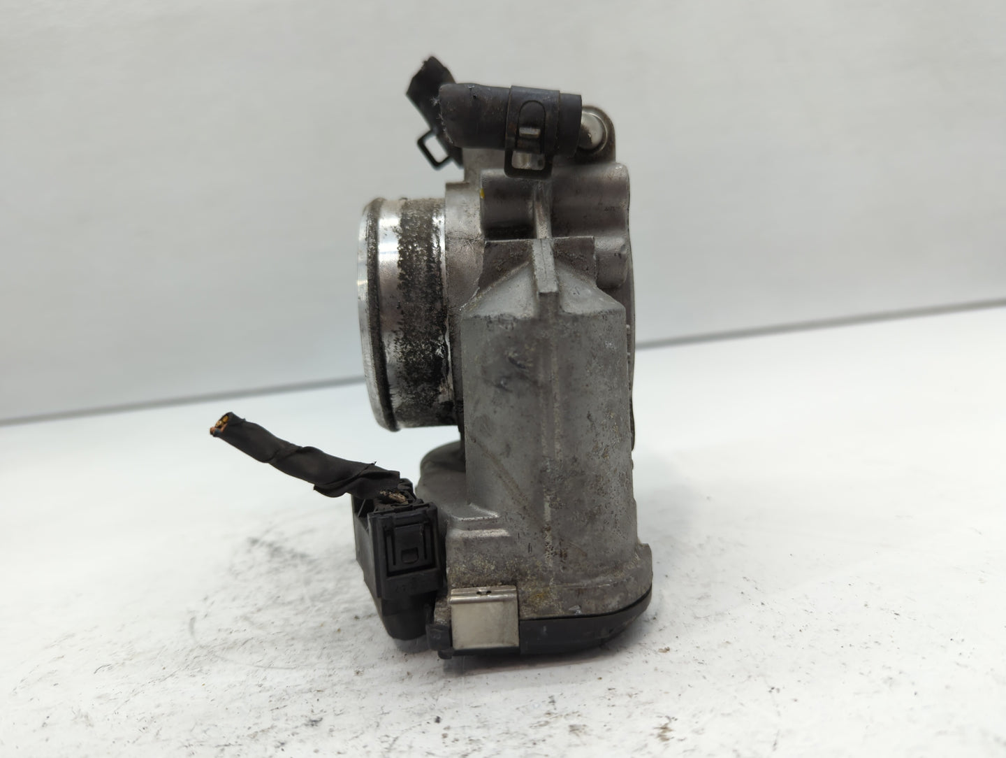 2010-2013 Hyundai Tucson Throttle Body P/N:35100-25400 Fits Fits 2006 2007 2008 2009 2010 2011 2012 2013 OEM Used Auto Parts