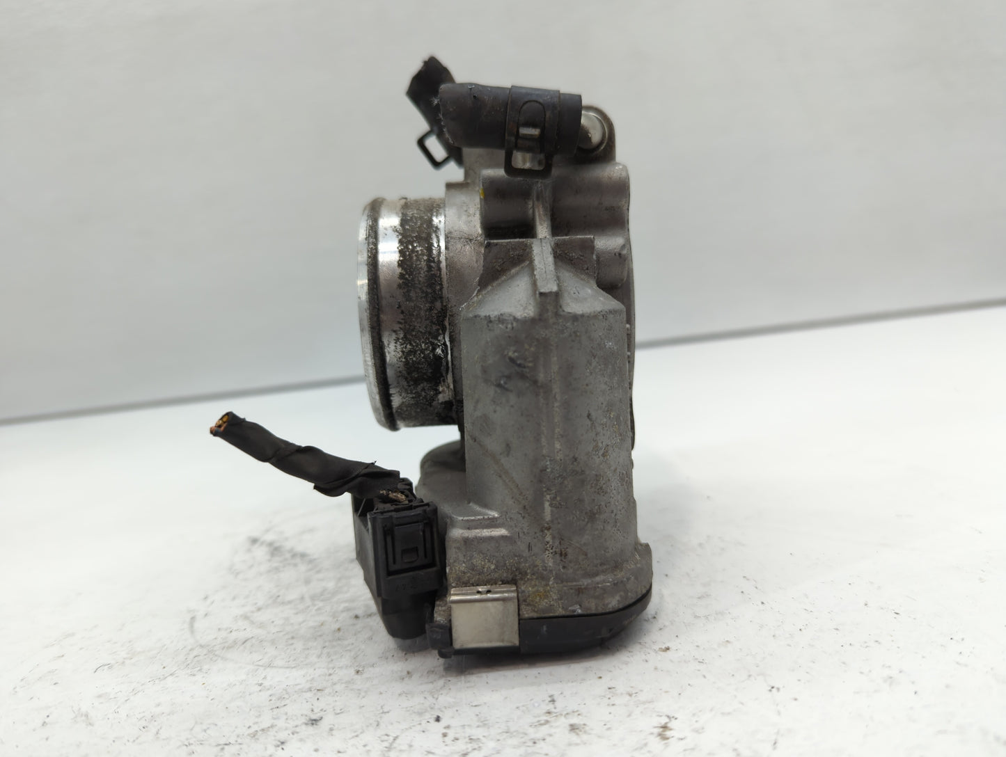 2010-2013 Hyundai Tucson Throttle Body P/N:35100-25400 Fits Fits 2006 2007 2008 2009 2010 2011 2012 2013 OEM Used Auto Parts