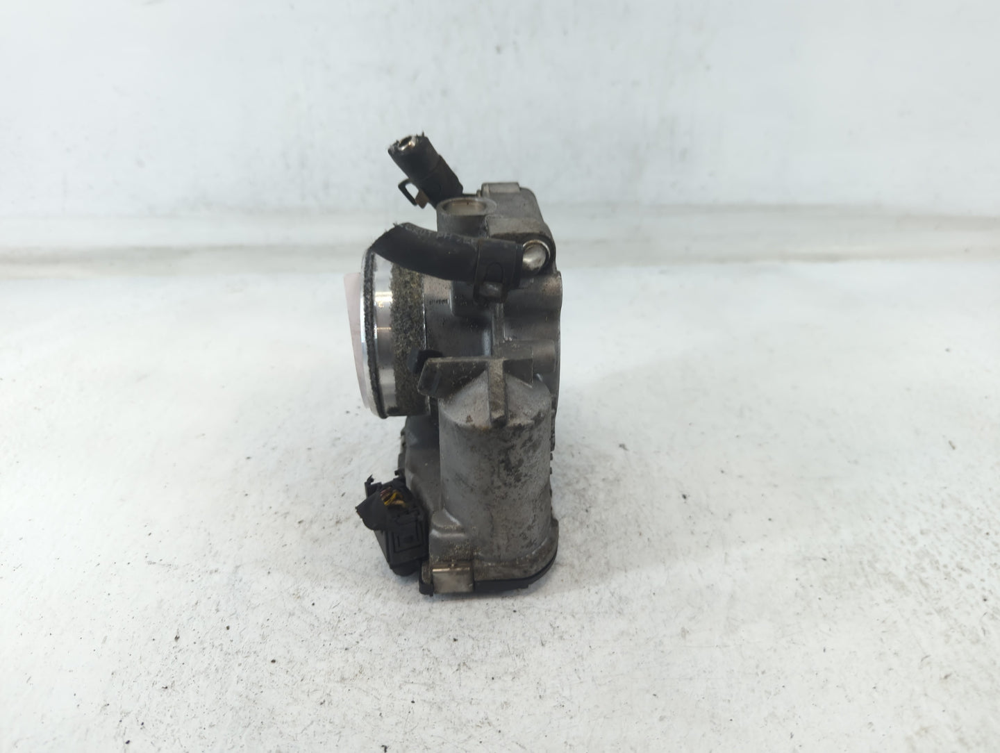 2010-2013 Hyundai Tucson Throttle Body P/N:35100-25400 Fits Fits 2006 2007 2008 2009 2010 2011 2012 2013 OEM Used Auto Parts