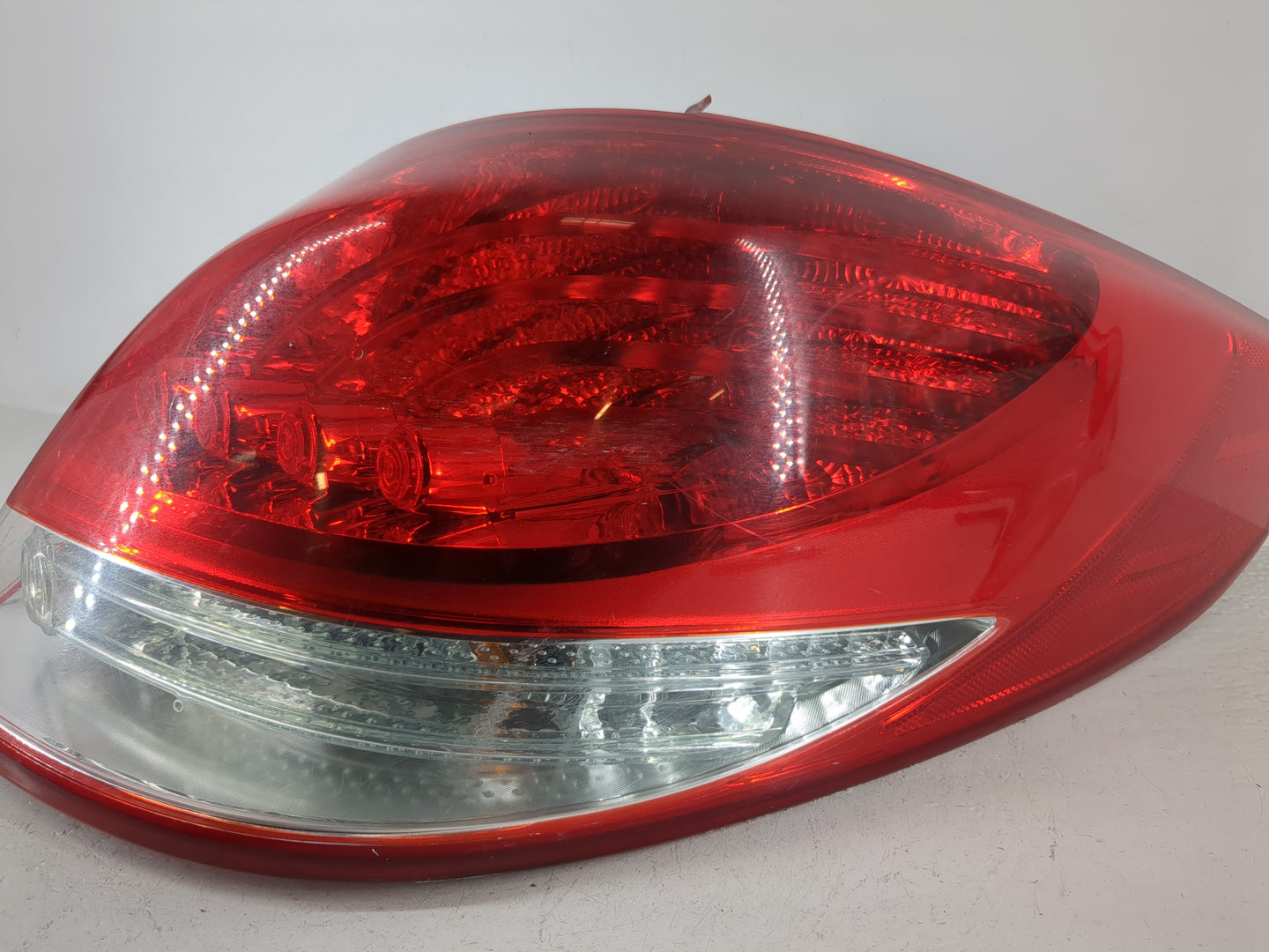 2012-2017 Hyundai Veloster Tail Light Assembly Passenger Right OEM P/N:92402-2V120 Fits Fits 2012 2013 2014 2015 2016 2017 O