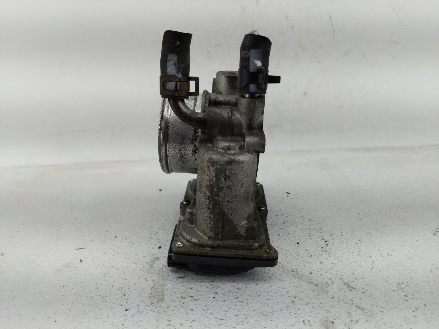 2013-2014 Hyundai Veloster Throttle Body P/N:35100-2B320 Fits Fits 2013 2014 2015 2016 OEM Used Auto Parts - Oemusedautopart