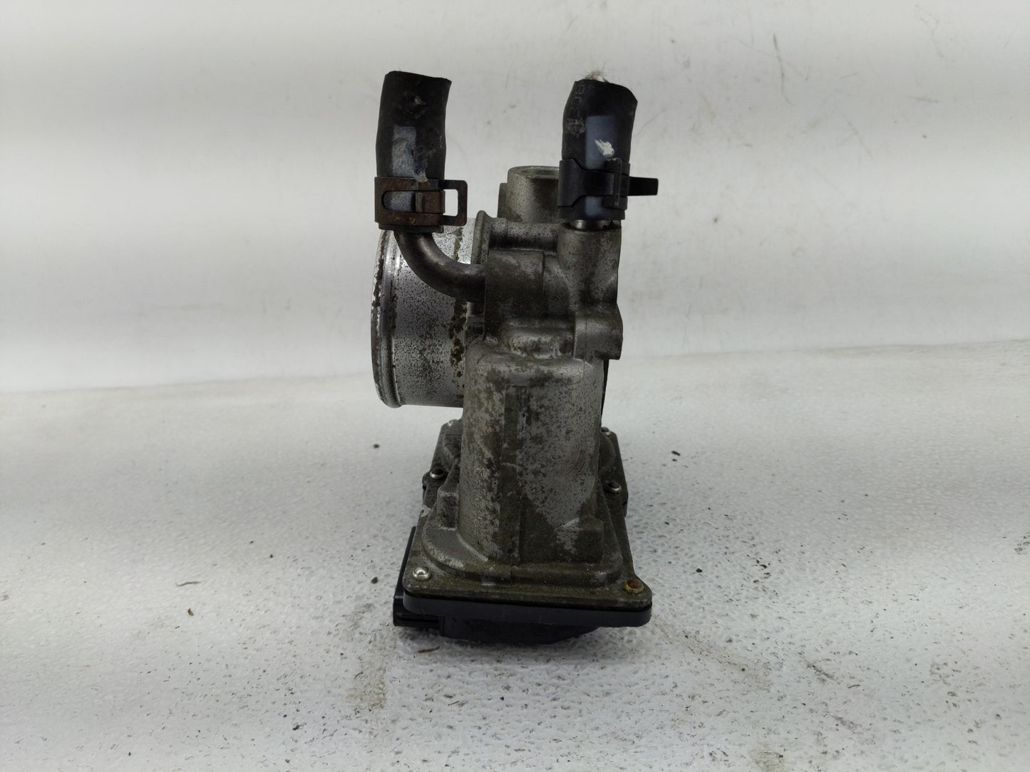 2013-2014 Hyundai Veloster Throttle Body P/N:35100-2B320 Fits Fits 2013 2014 2015 2016 OEM Used Auto Parts - Oemusedautopart