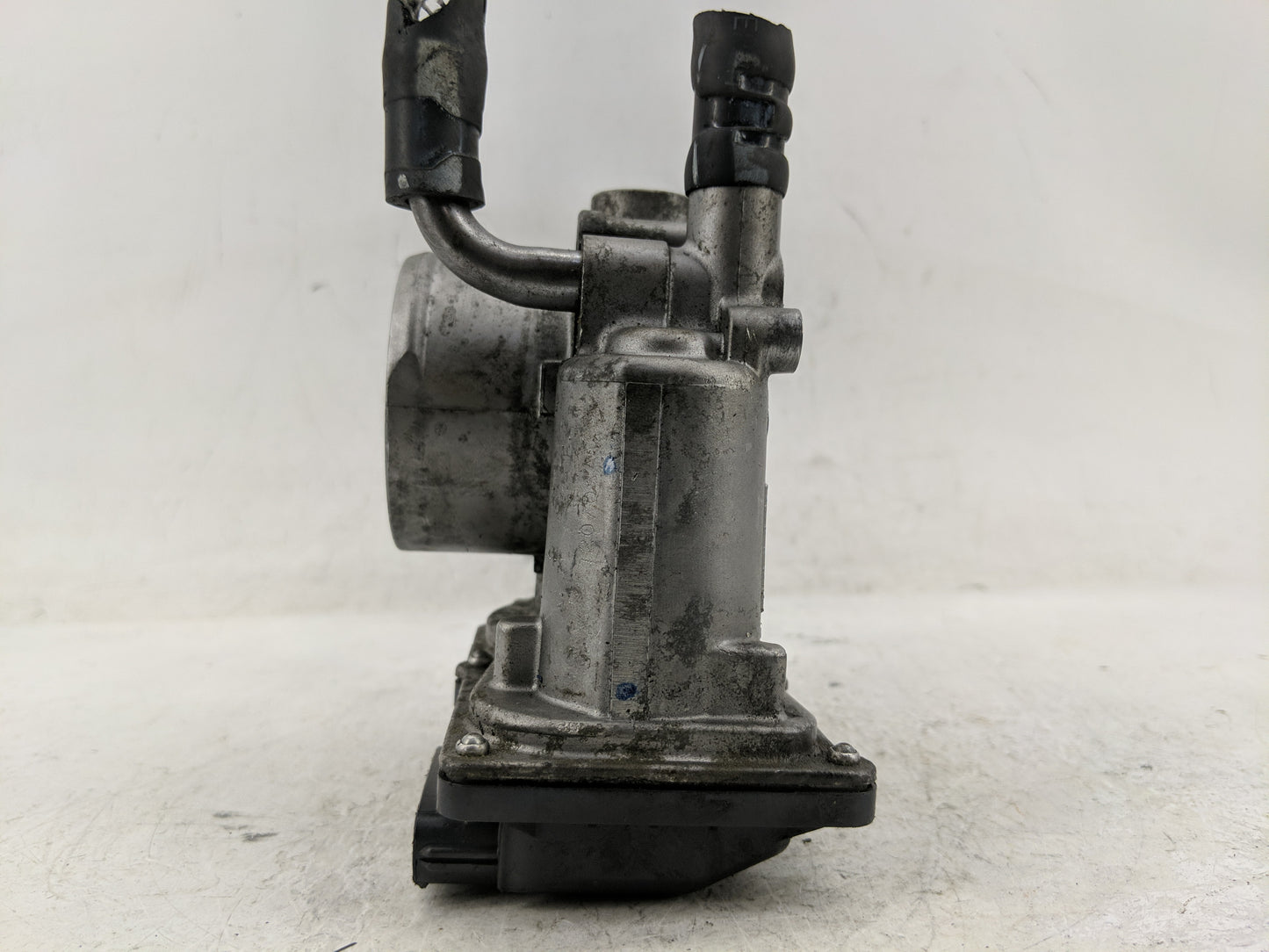 2012-2017 Hyundai Veloster Throttle Body P/N:35100-2B300 Fits Fits 2012 2013 2014 2015 2016 2017 2018 2019 OEM Used Auto Par