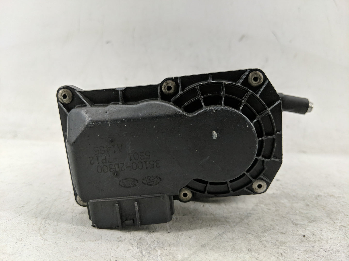 2012-2017 Hyundai Veloster Throttle Body P/N:35100-2B300 Fits Fits 2012 2013 2014 2015 2016 2017 2018 2019 OEM Used Auto Par