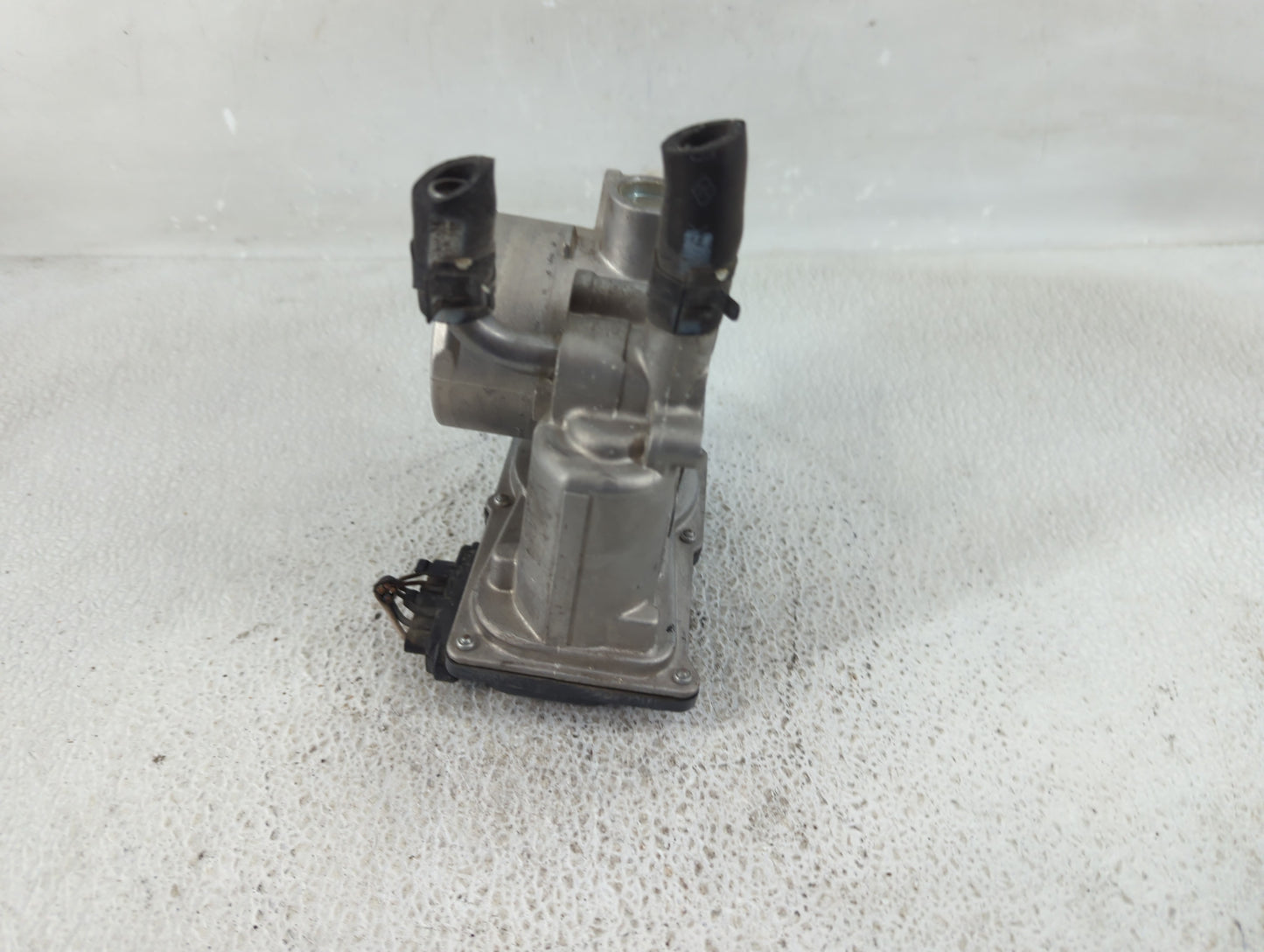 2012-2017 Hyundai Veloster Throttle Body P/N:35100-2B300 Fits Fits 2012 2013 2014 2015 2016 2017 2018 2019 OEM Used Auto Par