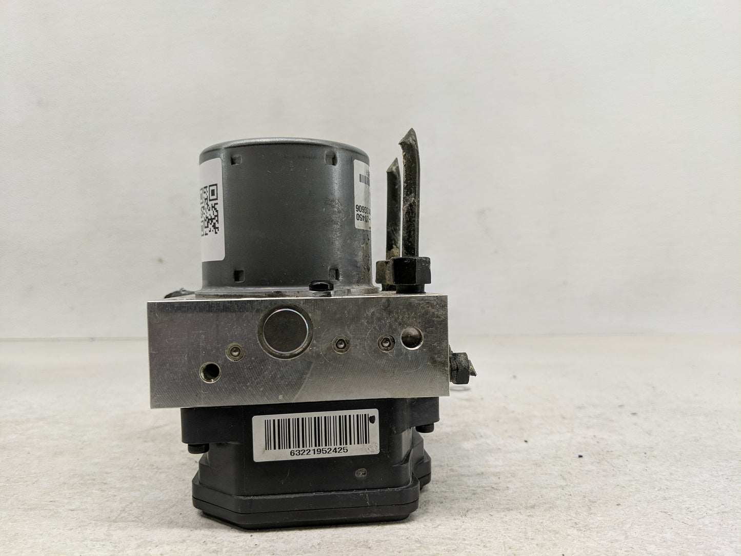 2013 Hyundai Veloster ABS Pump Control Module Replacement P/N:58920-2V450 Fits OEM Used Auto Parts - Oemusedautoparts1.com