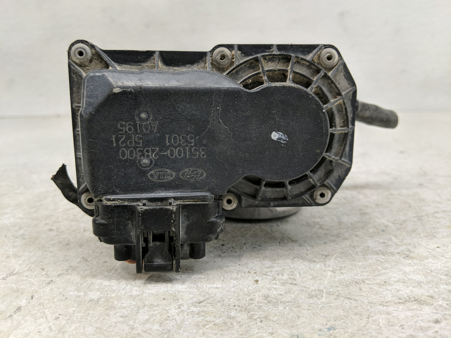 2012-2017 Hyundai Veloster Throttle Body P/N:35100-2B300 Fits Fits 2012 2013 2014 2015 2016 2017 2018 2019 OEM Used Auto Par