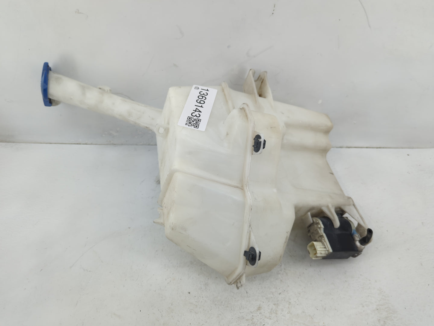 2012-2013 Hyundai Veloster Windshield Washer Fluid Reservoir Bottle Oem - Oemusedautoparts1.com