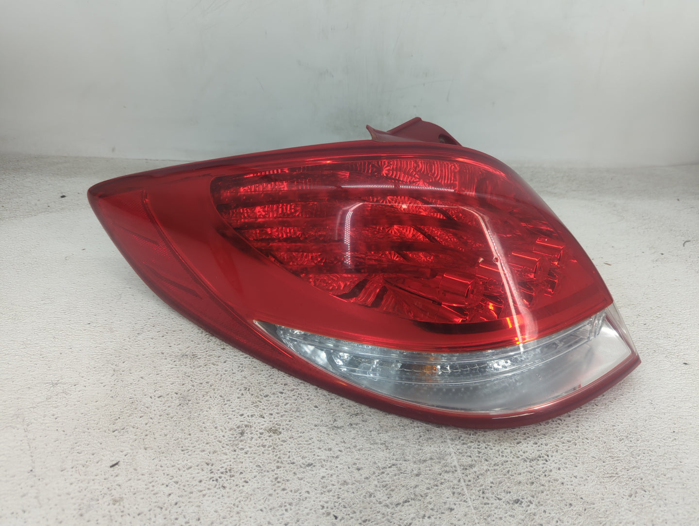 2013-2017 Hyundai Veloster Tail Light Assembly Driver Left OEM P/N:92401-2V120 Fits Fits 2013 2014 2015 2016 2017 OEM Used A