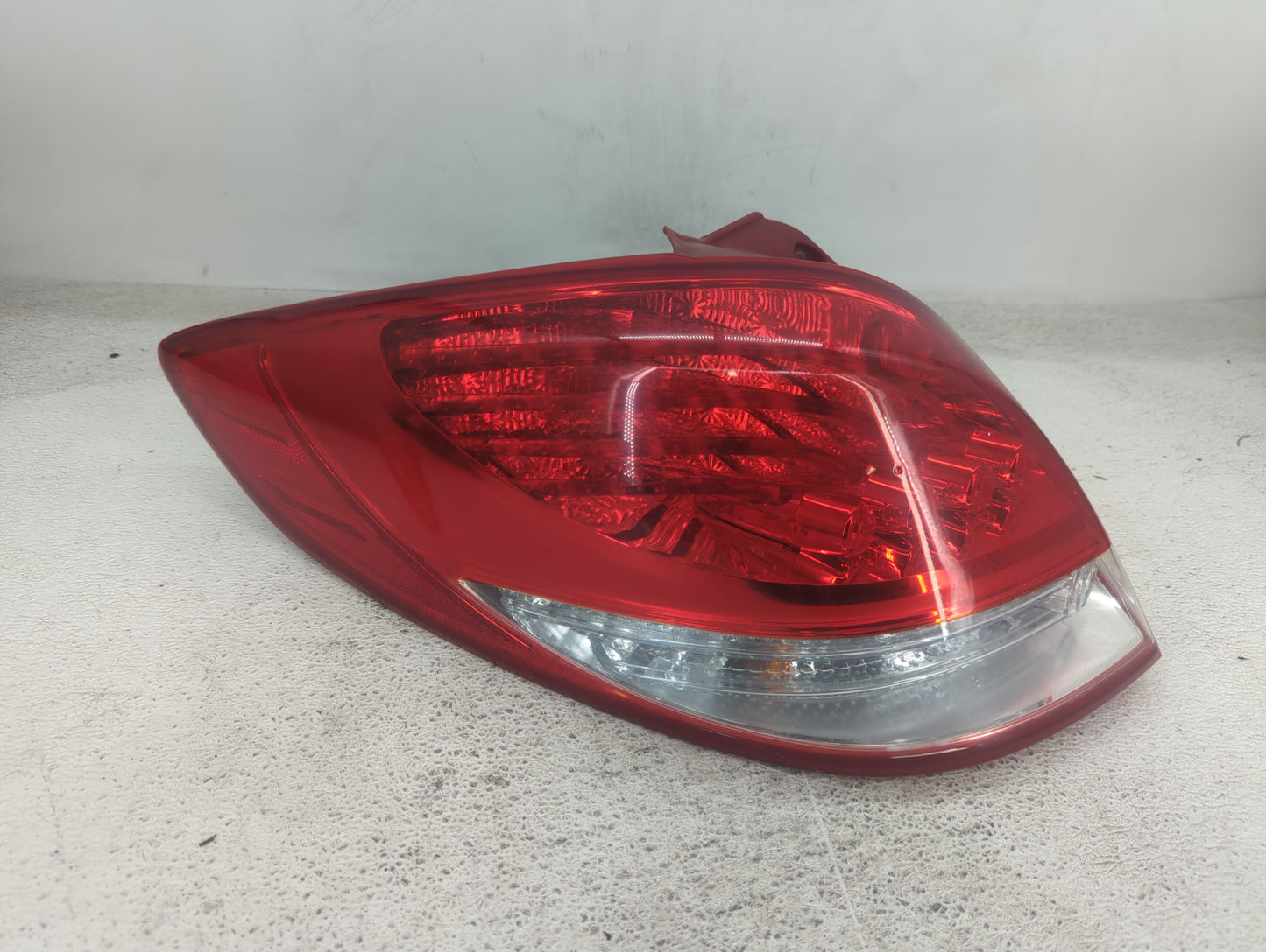 2013-2017 Hyundai Veloster Tail Light Assembly Driver Left OEM P/N:92401-2V120 Fits Fits 2013 2014 2015 2016 2017 OEM Used A