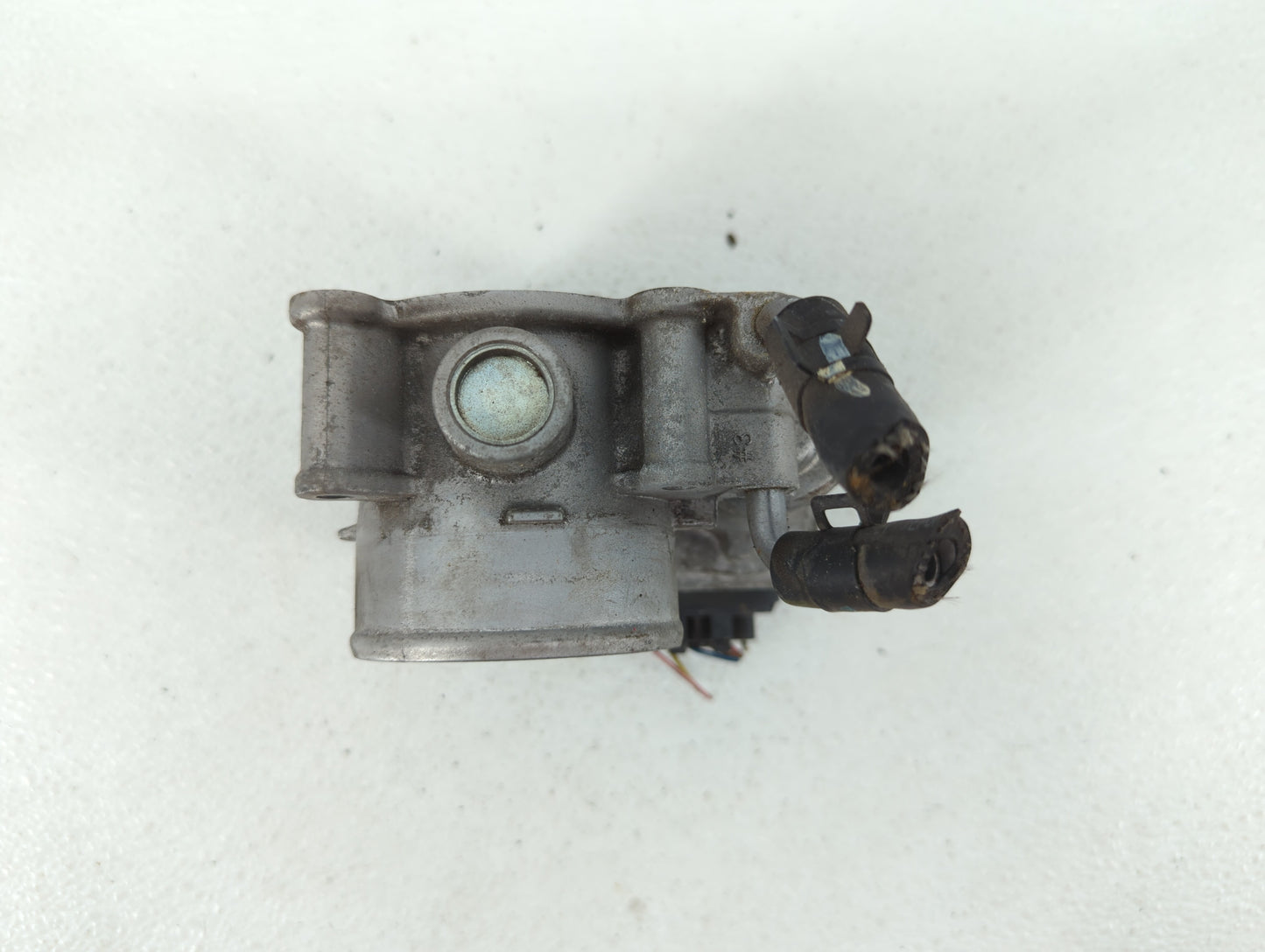 2013 Hyundai Veloster Throttle Body P/N:35100-2E400 35100-2E000 Fits Fits 2012 2014 2015 2016 2018 2019 OEM Used Auto Parts 