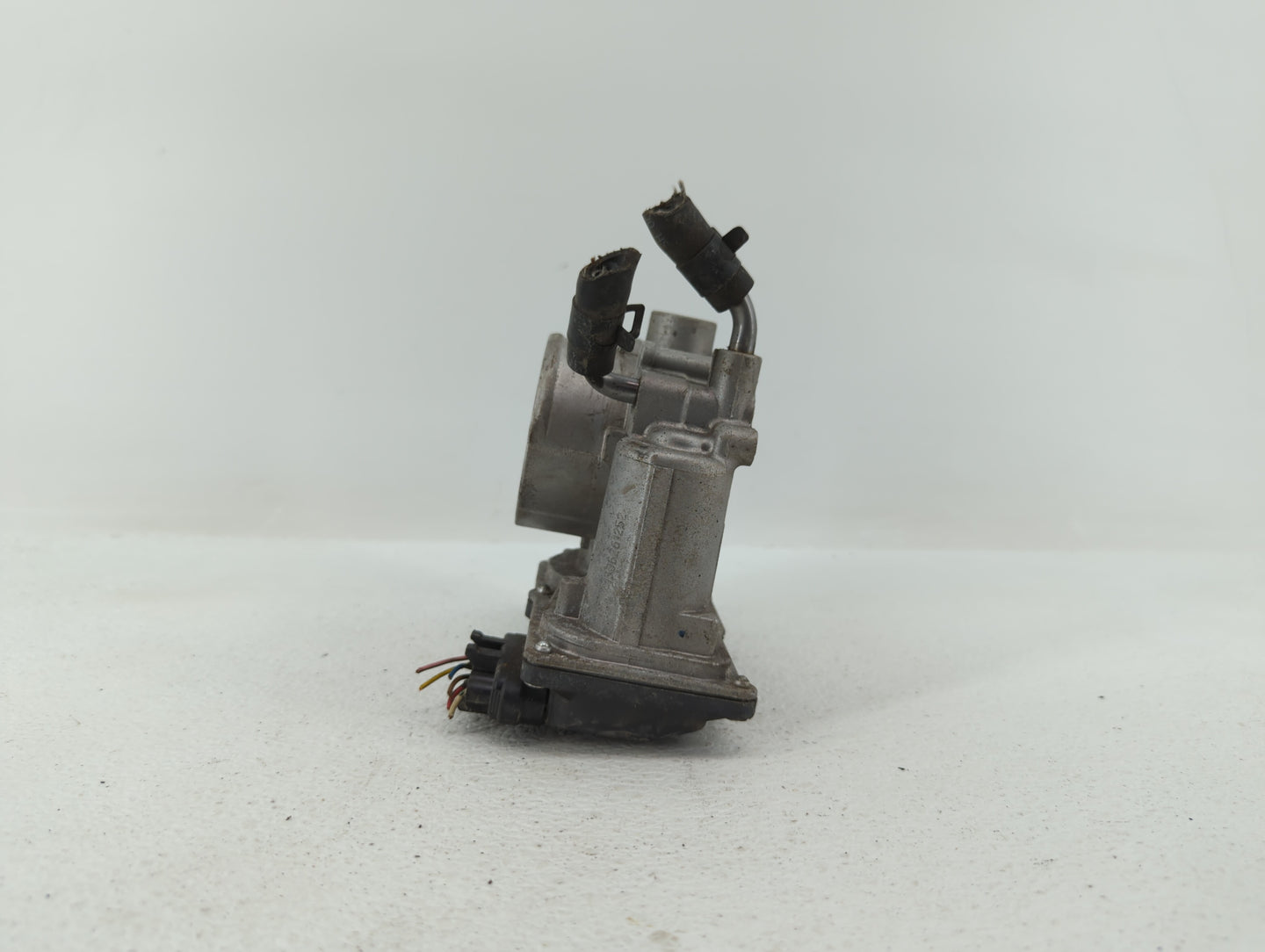 2013 Hyundai Veloster Throttle Body P/N:35100-2E400 35100-2E000 Fits Fits 2012 2014 2015 2016 2018 2019 OEM Used Auto Parts 