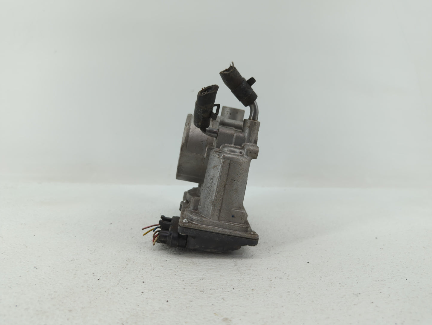 2013 Hyundai Veloster Throttle Body P/N:35100-2E400 35100-2E000 Fits Fits 2012 2014 2015 2016 2018 2019 OEM Used Auto Parts 