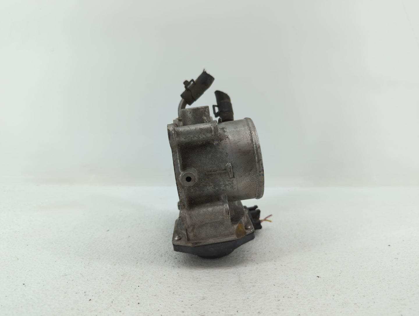2013 Hyundai Veloster Throttle Body P/N:35100-2E400 35100-2E000 Fits Fits 2012 2014 2015 2016 2018 2019 OEM Used Auto Parts 