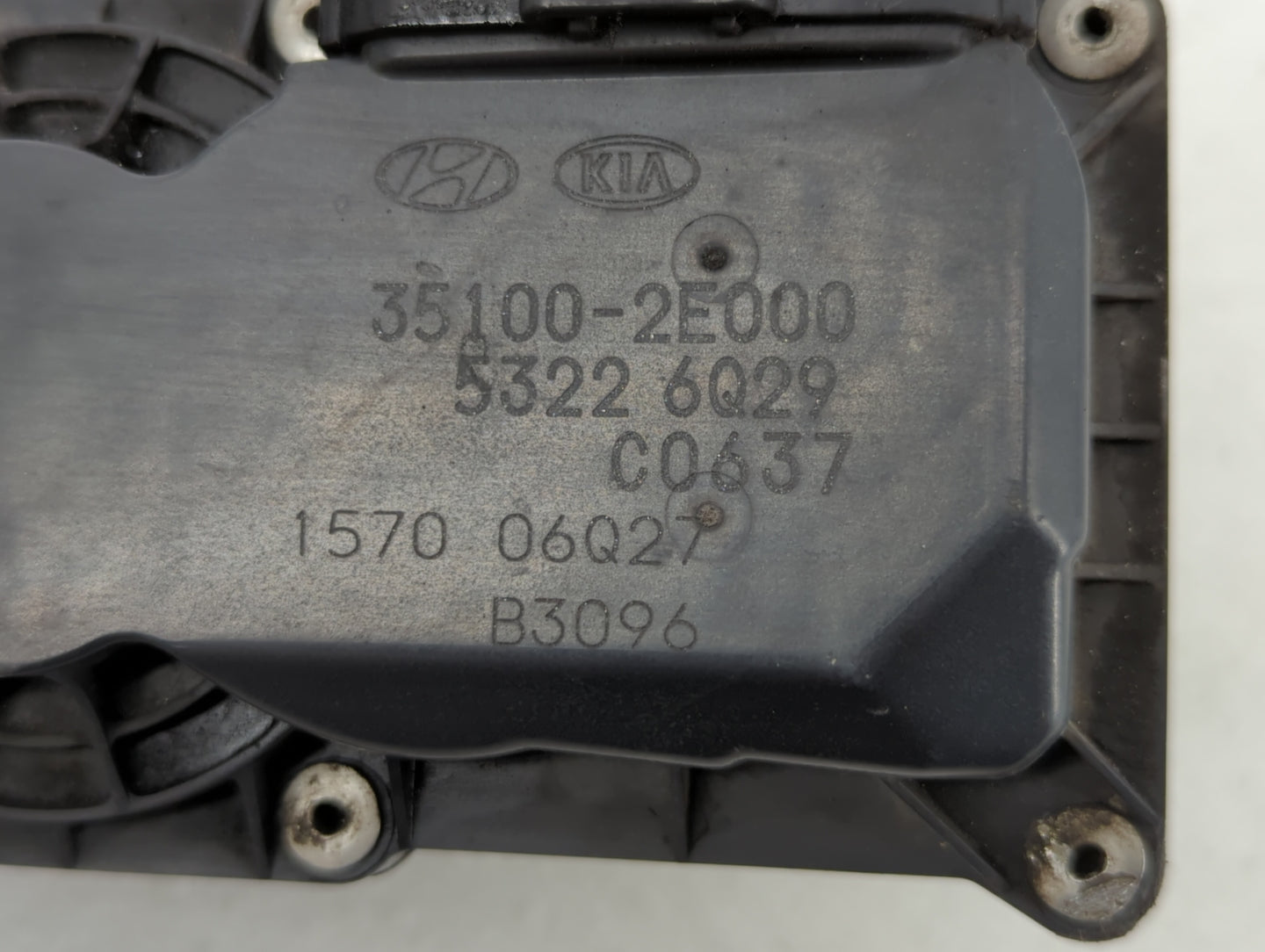 2013 Hyundai Veloster Throttle Body P/N:35100-2E400 35100-2E000 Fits Fits 2012 2014 2015 2016 2018 2019 OEM Used Auto Parts 