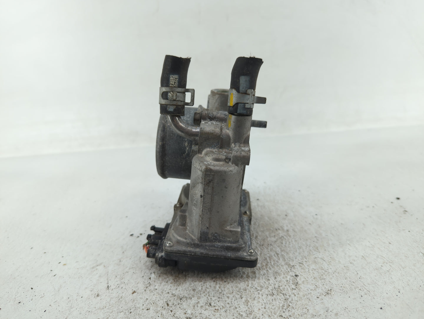 2013-2014 Hyundai Veloster Throttle Body P/N:35100-2B320 Fits Fits 2013 2014 2015 2016 OEM Used Auto Parts - Oemusedautopart