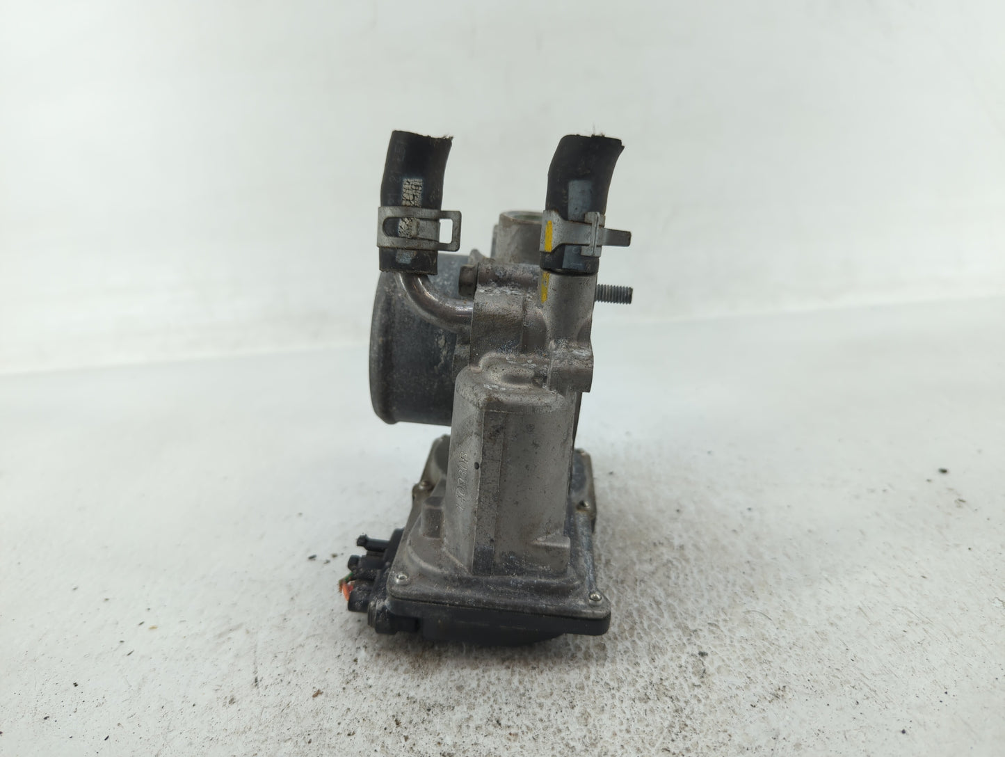 2013-2014 Hyundai Veloster Throttle Body P/N:35100-2B320 Fits Fits 2013 2014 2015 2016 OEM Used Auto Parts - Oemusedautopart